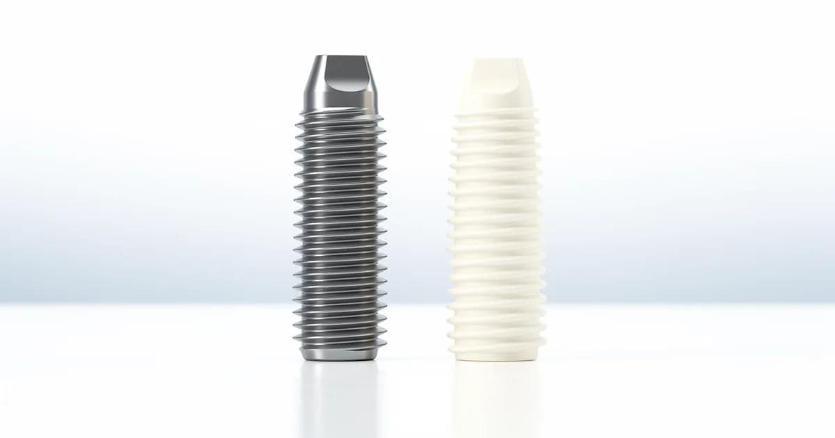 Titanyum diş implantı ve zirkonyum seramik diş implantının klinik yüzey üzerinde yan yana karşılaştırması